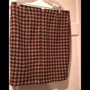 Chadwicks tan and brown houndstooth skirt size 10.